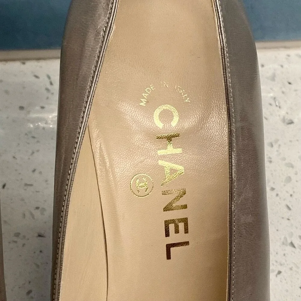 Chanel Vintage Interlocking CC Logo Leather Pumps by Lagerfeld Gray Grey 37.5‎